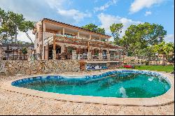 Family house overlooking the mountain range in Santa Ponsa