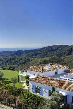 Indescribable views of Benahavís and the sea in a beautiful Andalusian-Nordic villa