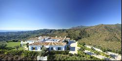 Indescribable views of Benahavís and the sea in a beautiful Andalusian-Nordic villa