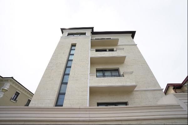 Duplex Apartment with 7 Rooms, near the Park
