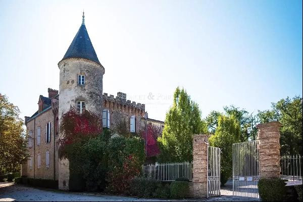 15th century château on 10 ha of land, near Toulouse