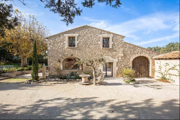 Carefully renovated farmhouse with old-world charm in Eygalières.