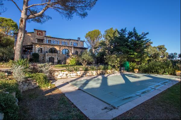 Distinguished house with pool and view in Villeneuve les Avignon.