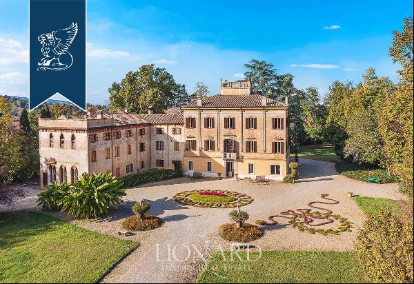 Exclusive villa framed by a 25,000-sqm English-style park between Maranello and Modena