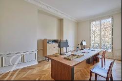 Fully renovated reception apartment - Parc Monceau