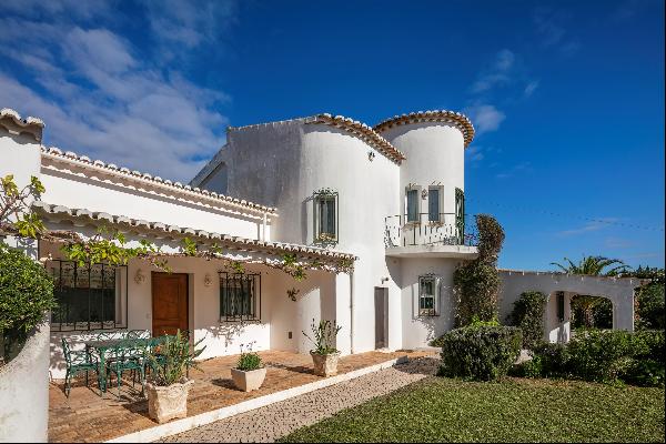 Beautiful detached 4-bedroom house in Herdeade Funchal, Algarve.