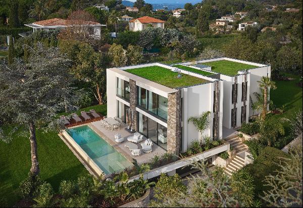 New contemporary architect-designed villa with sea view in Super-Cannes.