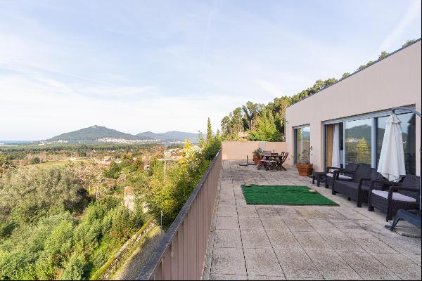 Excellent 3-bedroom villa with swimming pool, garden and sea view in Moledo, Viana do Cast