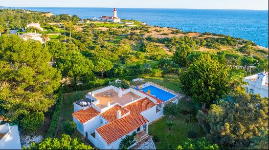 Cliff-Top Villa with Resort Amenities Near Carvoeiro