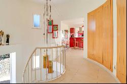 Hillside Villa Retreat with Spectacular Views