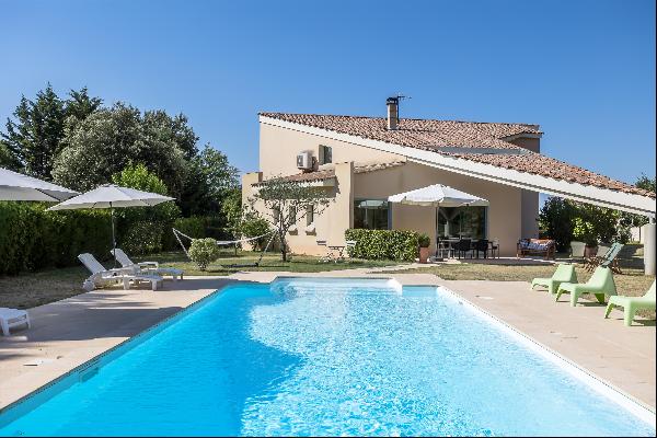 Architectural property with pool for sale near Isle sur la Sorgue.