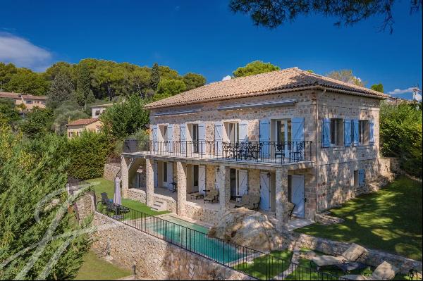 Mougins - Lovely stone built villa with sea view in a small gated community