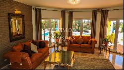 Picturesque 3+1 bedroom villa with garden and pool in Estômbar, Algarve