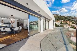 Roquebrune Cap Martin, high-end 4 beds top floor apartment with sea view