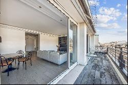 Avenue Montaigne. Pied-a-terre with terrace, two suites, a box.