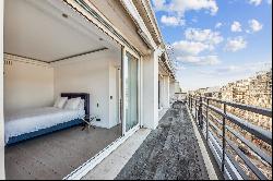 Avenue Montaigne. Pied-à-terre with terrace, two suites, a box.