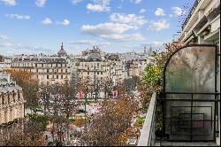 Avenue Montaigne. Pied-a-terre with terrace, two suites, a box.