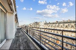 Avenue Montaigne. Pied-à-terre with terrace, two suites, a box.