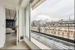 Avenue Montaigne. Pied-a-terre with terrace, two suites, a box.