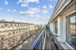 Avenue Montaigne. Pied-a-terre with terrace, two suites, a box.