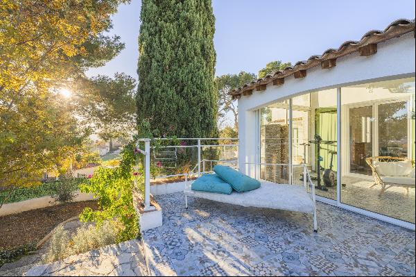 Aubagne - Family Home with Unobstructed Views of the Hills and Guesthouse