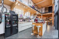 Loft-style house in the centre of town, just beside the Canal de la Robine.