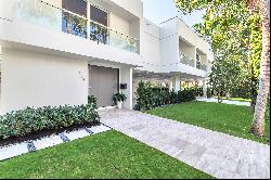 Modern 4 Bedroom In Town with Pool