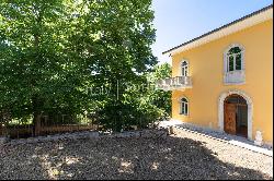 Unique 70s villa in the foothills above Ascoli Piceno