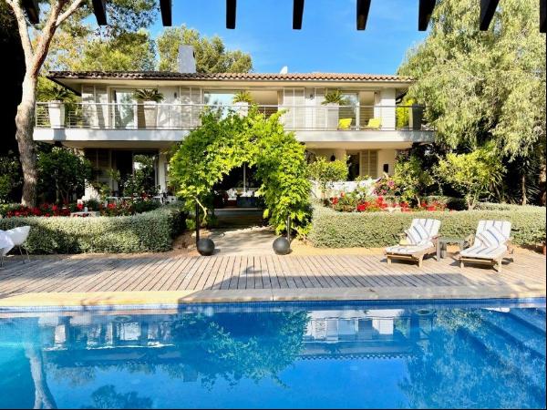 Luxurious family villa within walking distance of Cala Corda