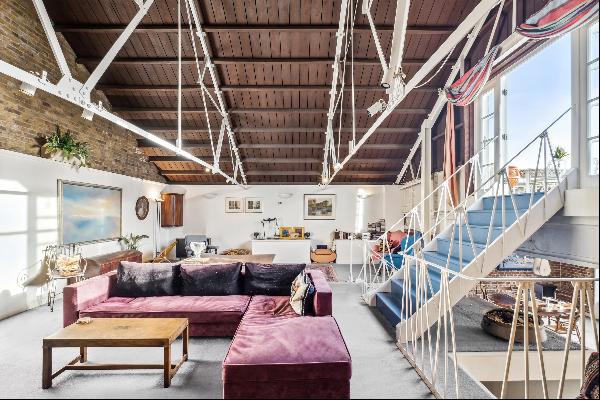 A perfect fusion of historical elegance and contemporary living in this Georgian industria
