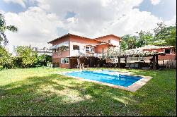 Spacious house with a garden and a pool