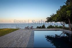 Beachfront house with an ocean view at Praia do Espelho