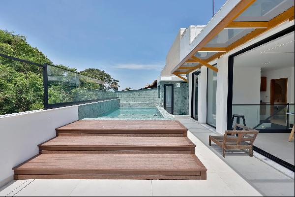 Contemporary duplex penthouse overlooking the Lagoon