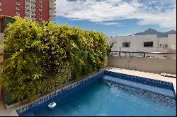 Duplex penthouse with a view of the ocean and Morro Dois Irmãos