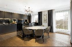 An exceptional second-floor lateral apartment in Marylebone.