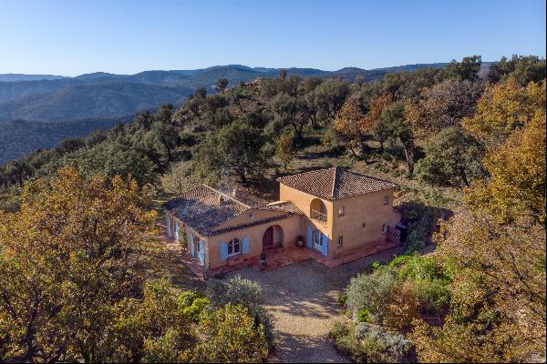 Charming one-storey house in la Garde Freinet with view of surrounding countryside.