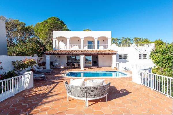 Charming 4-bedroom villa with sea views, swimming pool and sunny terraces in Cala Llonga.
