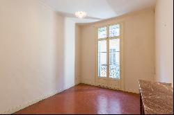 Large charming apartment of more than 240m² with elevator and parking space