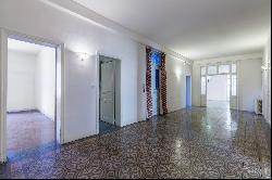 Large charming apartment of more than 240m² with elevator and parking space