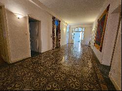 Large charming apartment of more than 240m² with elevator and parking space