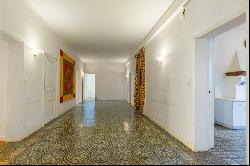 Large charming apartment of more than 240m² with elevator and parking space