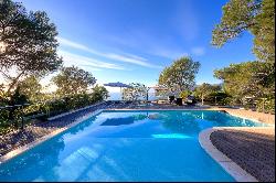 Luxury modern villa located in the prestigious area of Cap-Ferrat.