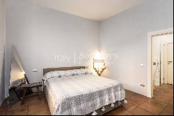 Elegant apartment a stone's throw from the Trevi Fountain