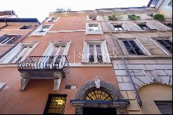 Elegant apartment a stone's throw from the Trevi Fountain