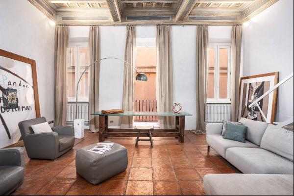 Elegant apartment a stone's throw from the Trevi Fountain