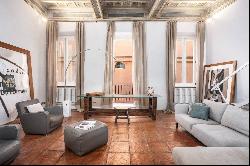 Elegant apartment a stone's throw from the Trevi Fountain