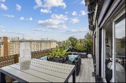 Paris 16 - Duplex dernier étage avec terrasse de plain pied et vue Tour Eiffel -