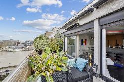 Paris 16 - Duplex dernier étage avec terrasse de plain pied et vue Tour Eiffel -