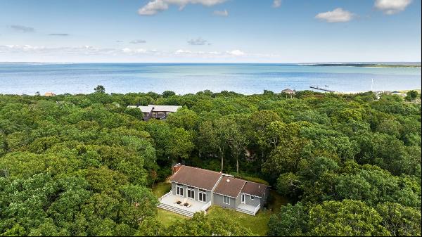 Close to Devon Beach and Former Devon Yacht Club this one story house is tucked away on sm