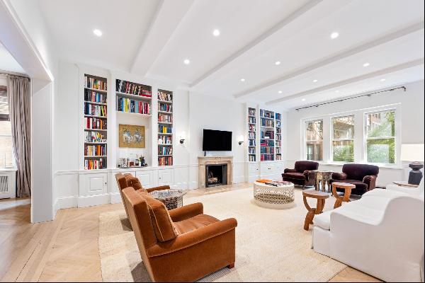 <div>Perfectly situated at one of Manhattan's most desirable addresses in an esteemed Leno
